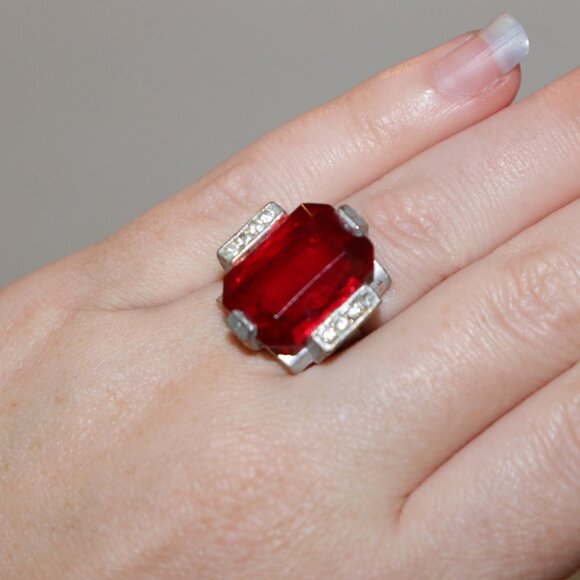 ❤️ Vintage Silver Ring · Red Glass Gem · Adjustable Size 6–8 ❤️ - Picture 2 of 6